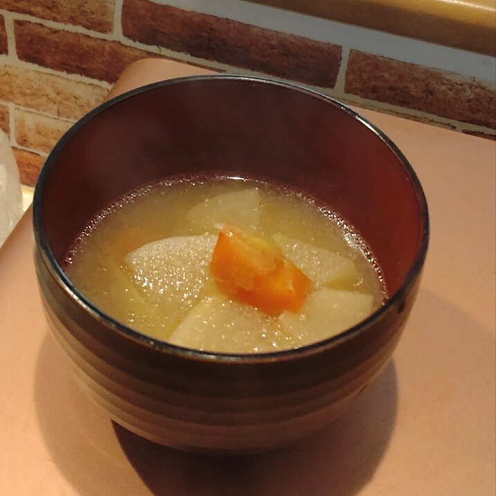 柔らかコク旨♡炒め大根と人参でお味噌汁